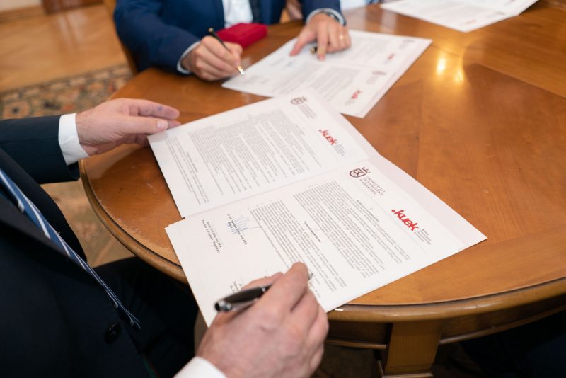 Uniwersytet Ekonomiczny w Krakowie i Alumni UEK podpisały umowę o partnerstwie strategicznym